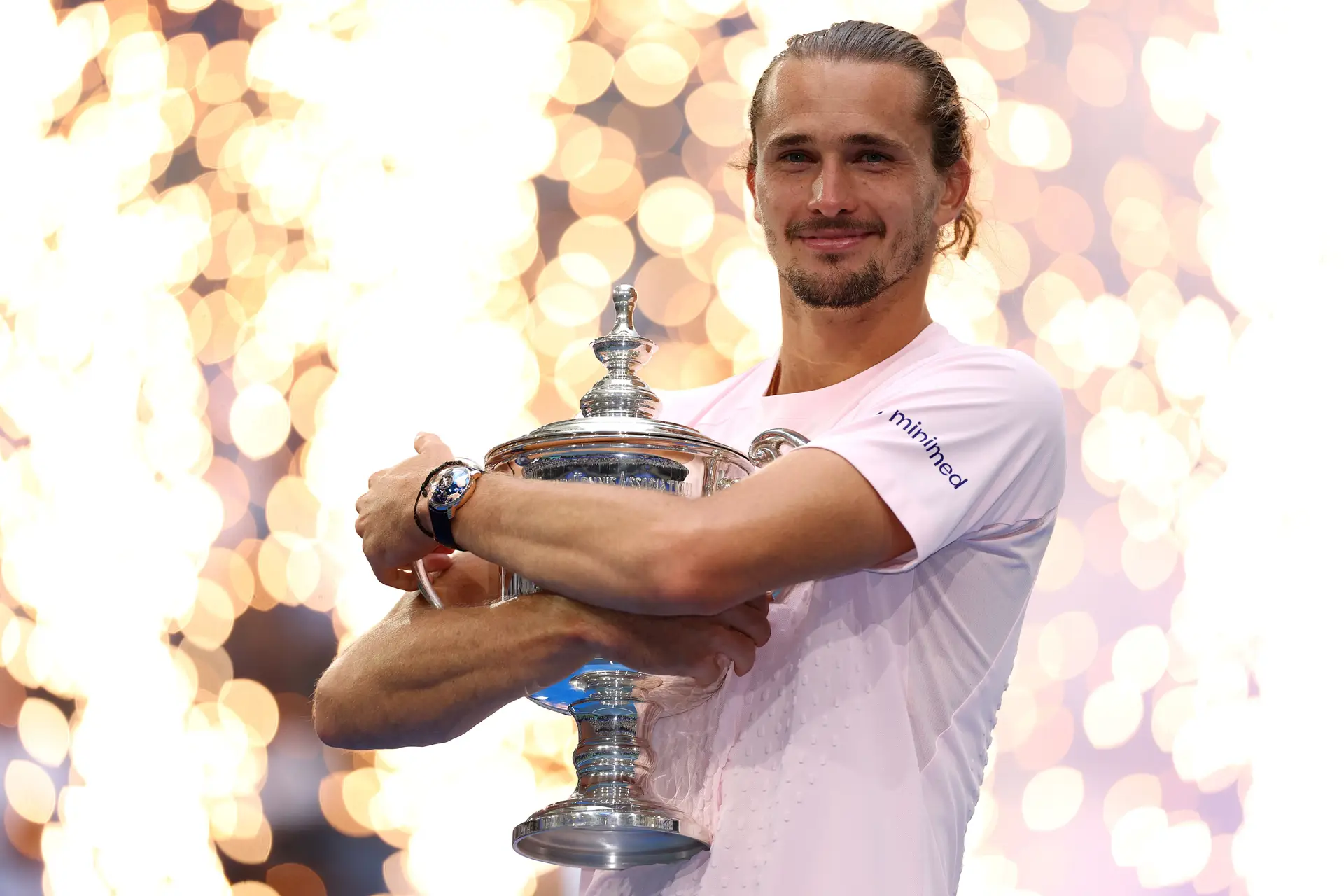 Alexander Zverev agarrado ao troféu da edição de 2026 do US Open, o segundo título do Grand Slam que conquistou na sua carreira