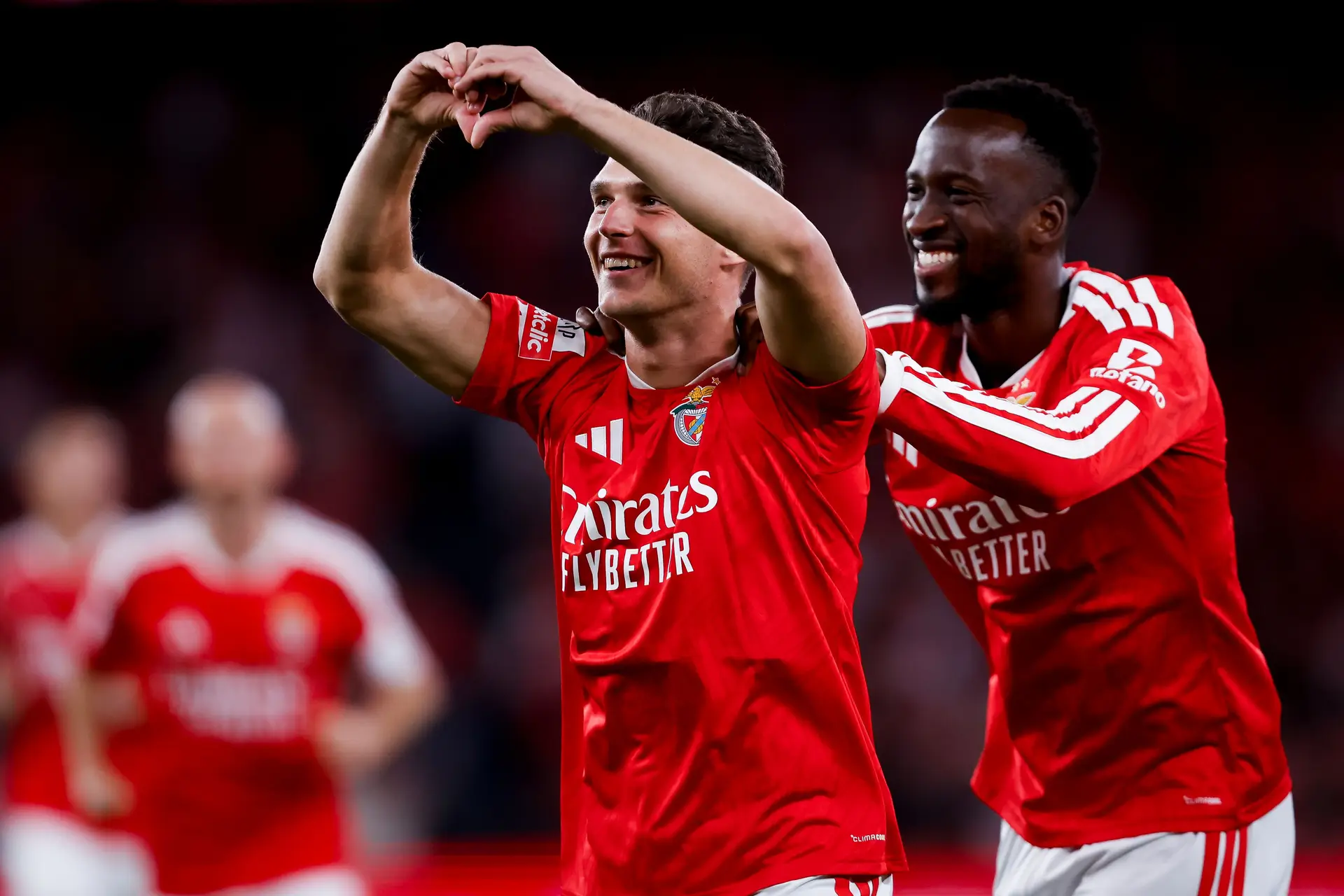 Sudakov feliz da vida a celebrar o golo que marcou ao Vitória, no Estádio da Luz