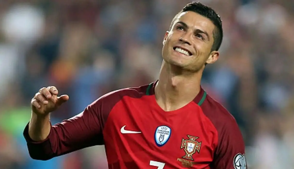 Cristiano Ronaldo acumula mais um prémio e ultrapassa Messi ...