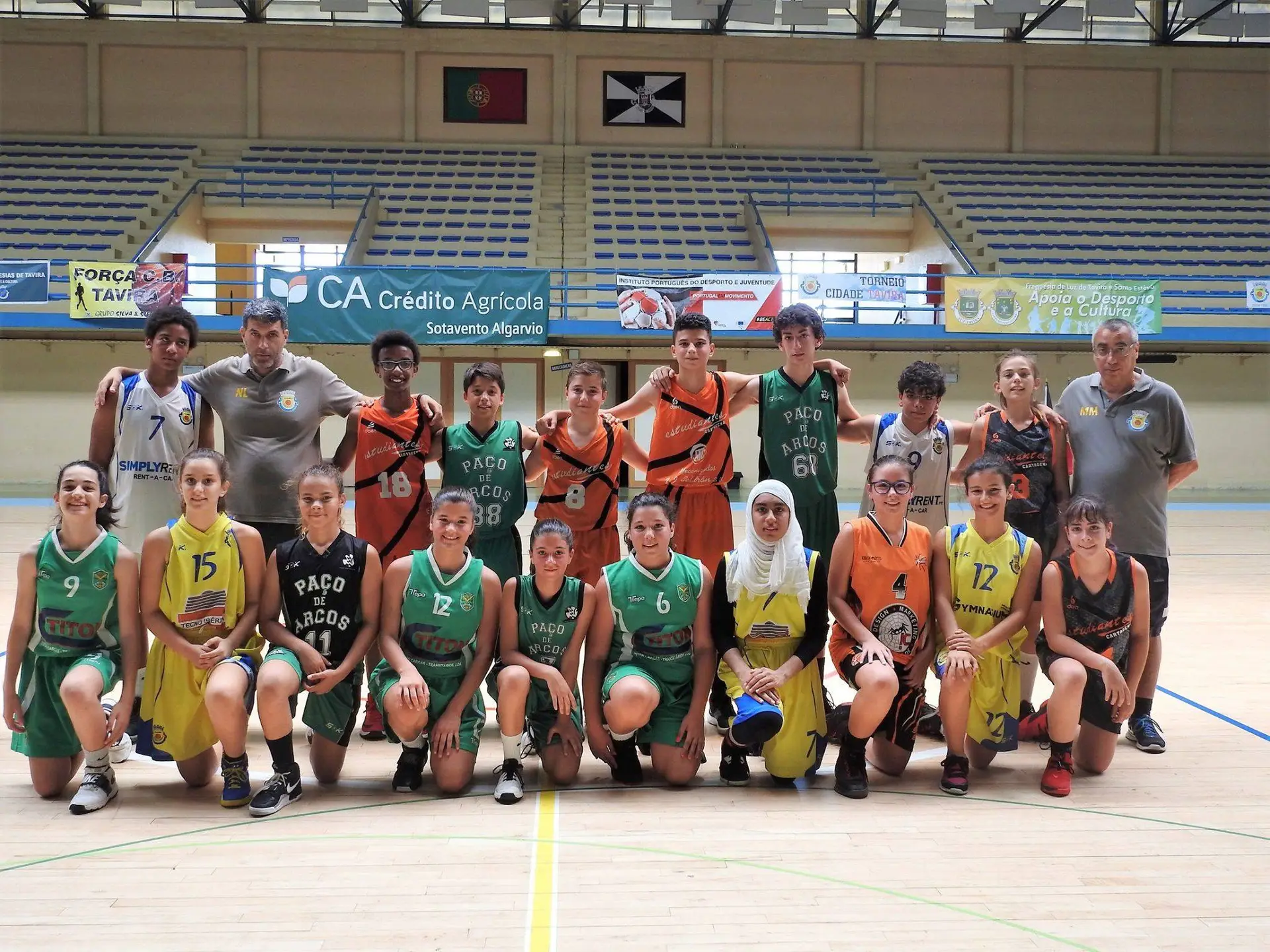 Jovem muçulmana impedida de entrar em jogo de basquetebol por não querer  mostrar os braços – Observador