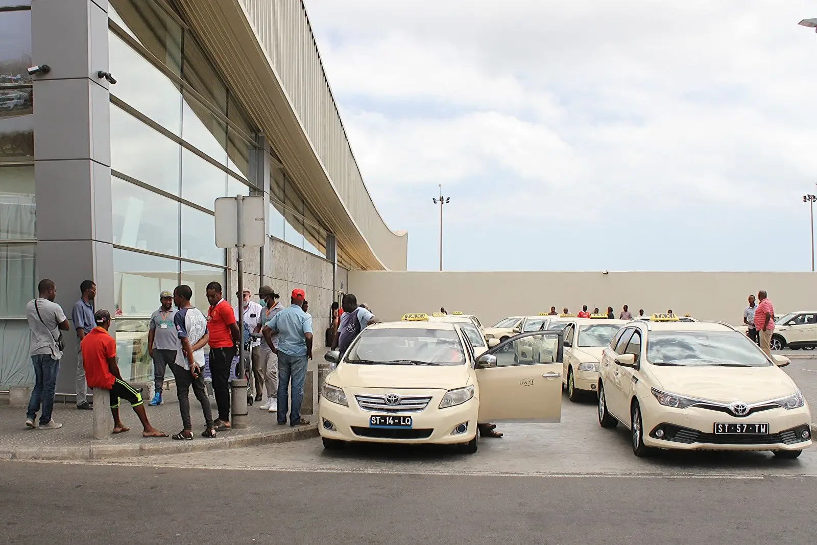 Portugueses tentaram embarcar em voo de regresso na Praia ...