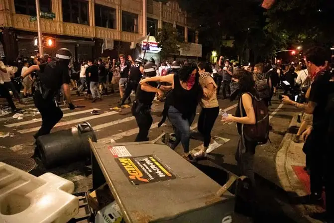 Confrontos entre manifestantes e polícias abalam principais ...