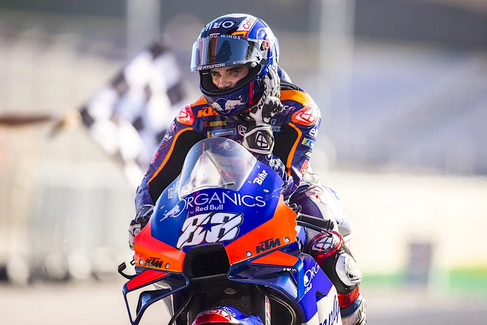 Miguel Oliveira / Miguel Oliveira - Grande Prêmio / Miguel oliveira merasa emosional setelah menjadi juara dalam seri kelima motogp styria 2020 yang berlangsung di sirkuit red bull ring 2020.