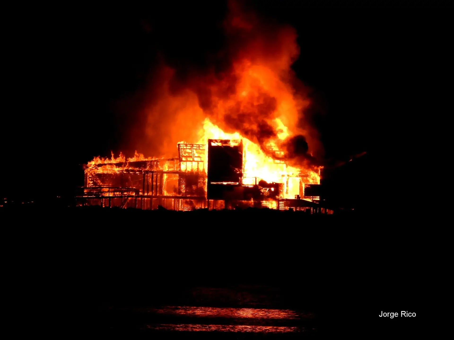 El fuego reduce las cenizas a Estaminé en Isla Desierta