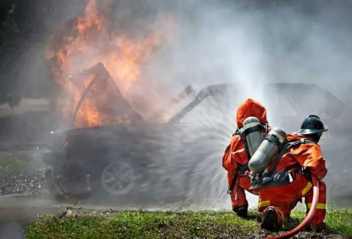 Bombeiros extinguem fogo de veículo na EN 270 em Tavira ...