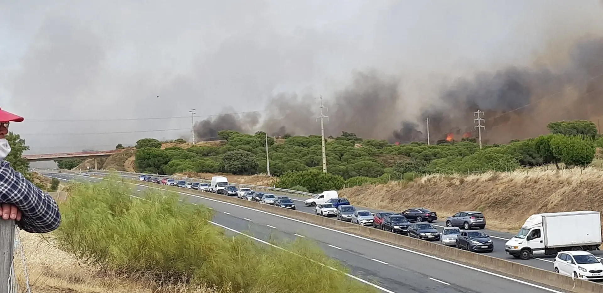 Mais de 145 operacionais e três meios aéreos combatem fogo ...