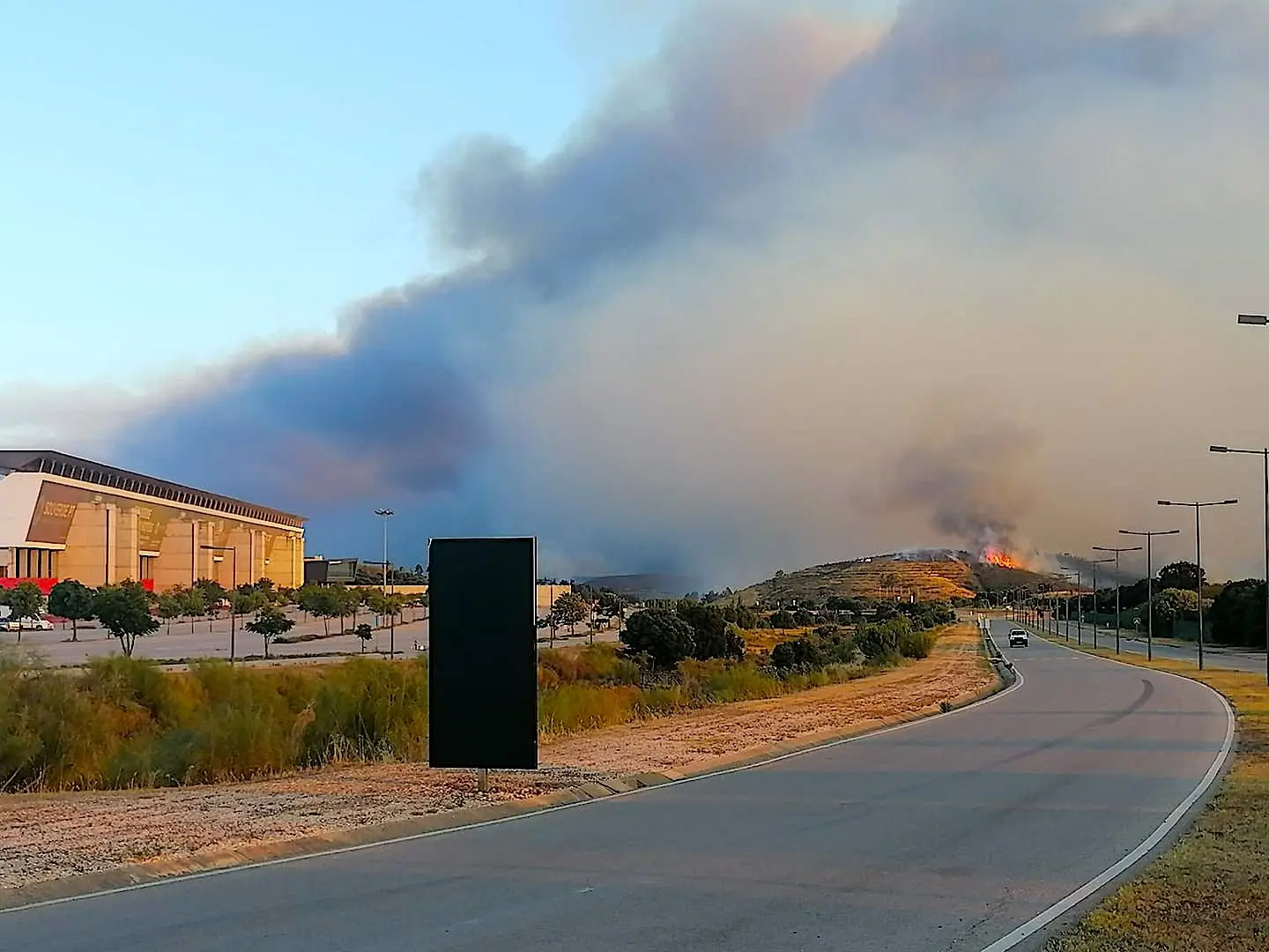 Habitacoes Em Risco Em Portimao Fogo Obriga A Retirar Cerca De 30 Pessoas E Ameaca Localidades Postal Do Algarve