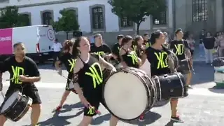 Karma Drums tocam, dançam e até fazem o dab