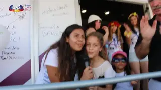 Jéssica e Cecília cantam Agir à entrada do camião SIC