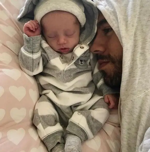Enrique Iglesias e Anna Kournikova apresentam os filhos ao mundo