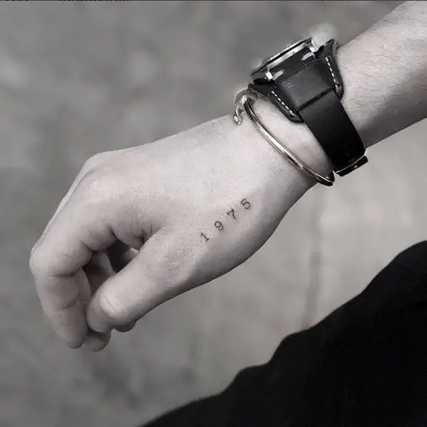 Brooklyn Beckham faz nova tatuagem em homenagem ao pai