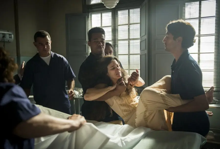 Resumo 'O Outro Lado do Paraíso': Desespero! Após divórcio, Clara é internada à força