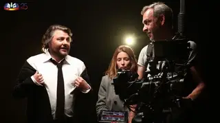 É assim que César Mourão vai partir tudo nos Globos de Ouro!