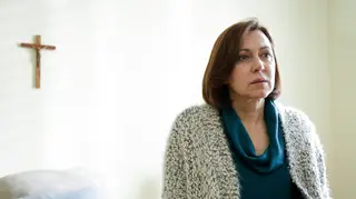 VEM AÍ: Isabel dá entrada na clínica psiquiátrica!