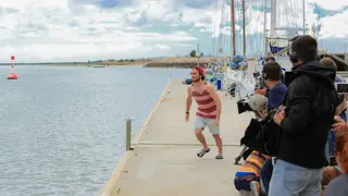 Lou ganha coragem para lutar pela mulher que ama