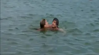 Lou atira-se ao mar para ir atrás de Camila