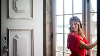 Diana escolhe um vermelho apaixonante para o casamento de Tatiana e Bruno