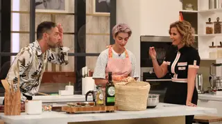 Joana Barrios prepara um brownie de batata doce e cacau