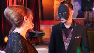 Ismael é o cantor mistério e está apaixonado por Glória!