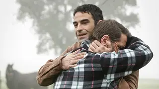 Norberto chora nos braços de Rodrigo e promete ajudá-lo com a vingança!