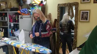 "Se os profissionais de saúde estiverem protegidos, todos nós estamos protegidos" - Lucinda confeciona equipamentos de proteção individual