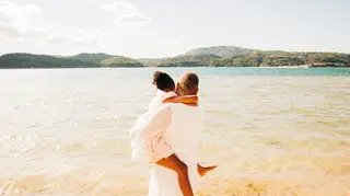 Maria realiza um desejo antes da mãe iniciar a radioterapia: "Vamos molhar os pés na água!"