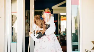 Xana emociona-se ao ver a filha e o João Manzarra à porta do trabalho: "Não acredito!"
