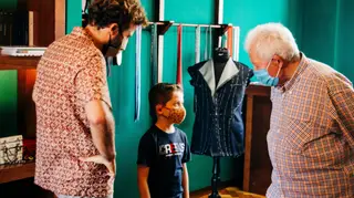 Afonso pediu umas camisolas coloridas para animar o avô Zé: "A avó morreu e tu estás muito triste"