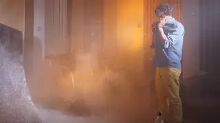 Rui tenta salvar a mãe mas fica preso no meio das chamas!