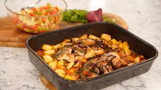 Peixe assado no forno com salada à montanheira