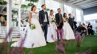 O casamento triplo em 'O Noivo é Que Sabe'. Confira as fotografias da inusitada cerimónia