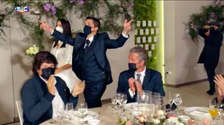 Os noivos foram recebidos no copo-d´água ao som do hino do Benfica: "Ele saiu-se da casca. Não gostei."