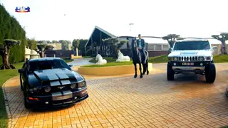 De Mustang, Hummer e cavalo, os noivos foram recebidos com aplausos pelas noivas e convidados