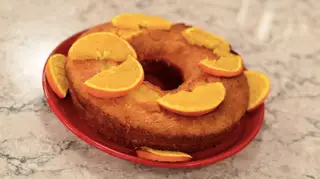 Bochechas de porco estufadas e bolo de laranja