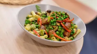 Salada de massa com pesto de noz e Tarte de amêndoa