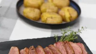 Peito de Pato com Molho de Cereja