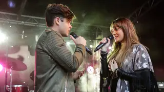 Amor Amor - Mel é surpreendida no palco por Leandro