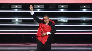 Ricardo Araújo Pereira recebe Globo de Ouro vestido a rigor