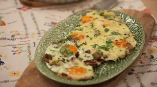Ovos com cogumelos, queijo e azeite de trufas