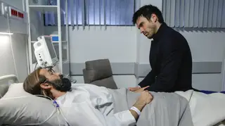 Vasco faz um pedido importante ao irmão antes de morrer: "Posso confiar em ti?"