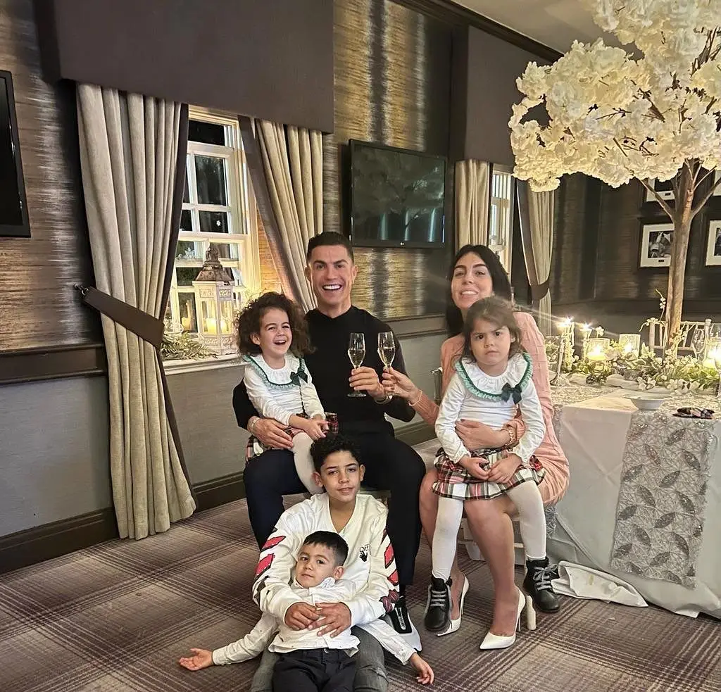 Os conjuntos de xadrez das filhas de Ronaldo são de produção e marca portuguesas (Reprodução/Instagram)