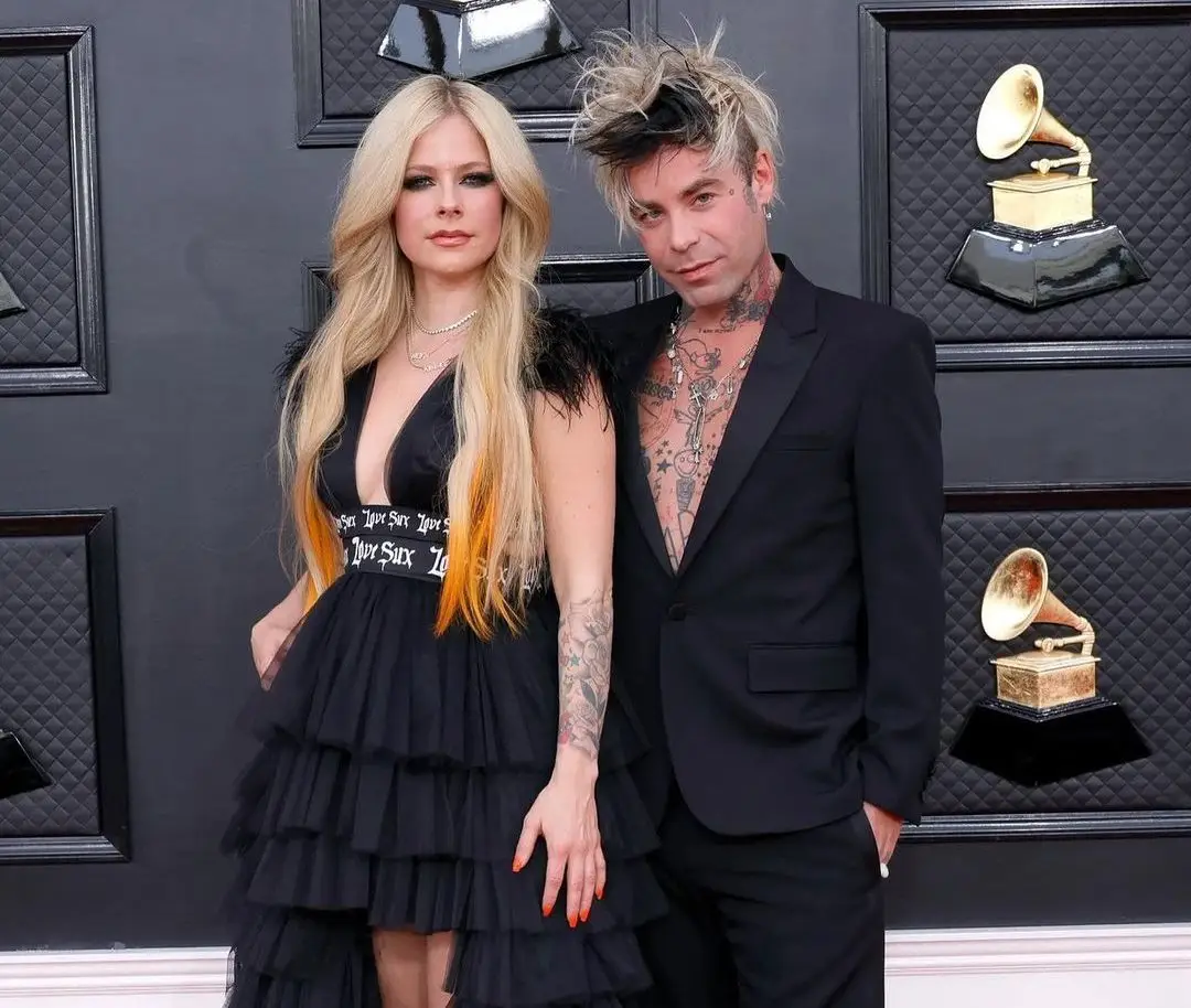 Avril Lavigne vai casar, e o anel de noivado é um diamante com um curioso e encantador detalhe