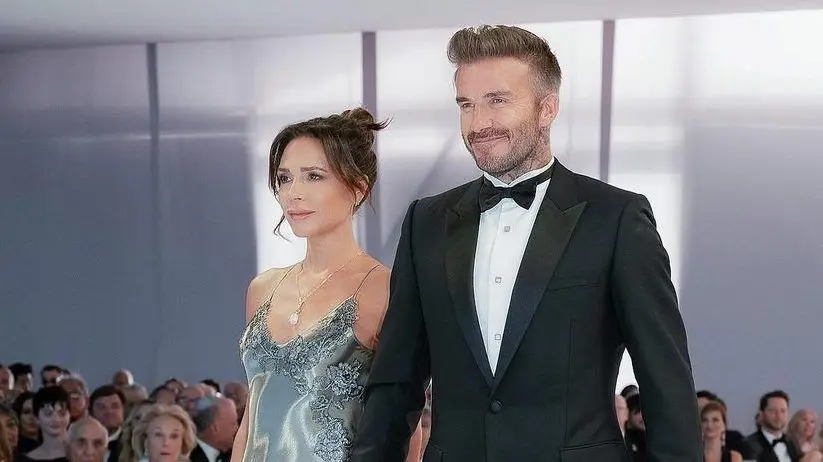O vestido inesperado e prateado de Victoria Beckham para o casamento do filho