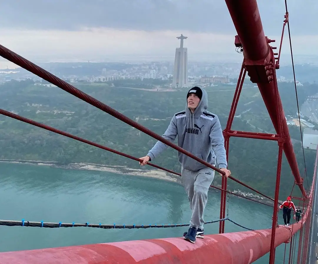 Jovens detidos depois de escalarem Ponte 25 de Abril mostram impressionante vídeo do momento