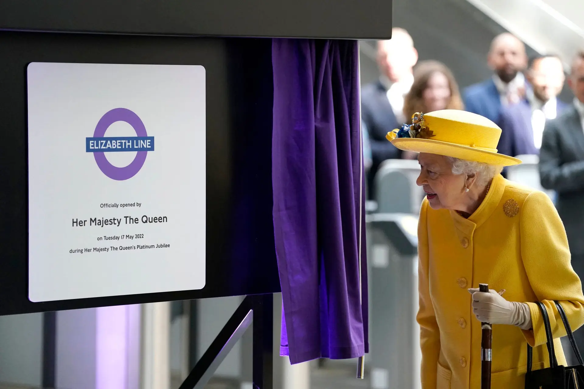 Britain’s Queen Elizabeth II unveils a plaque to mark the official opening of the ‘Elizabeth Line’ rail service at Paddington Station in London on May 17, 2022. (Photo by Andrew Matthews / POOL / AFP) (Photo by ANDREW MATTHEWS/POOL/AFP via Getty Images)