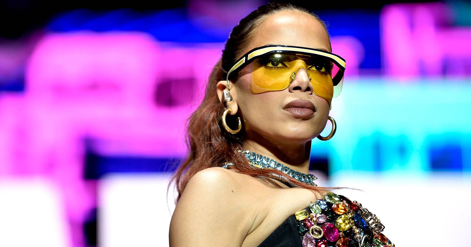 Bizarro! Anitta revela que urinou no braço de desconhecido: “Xixi de ...