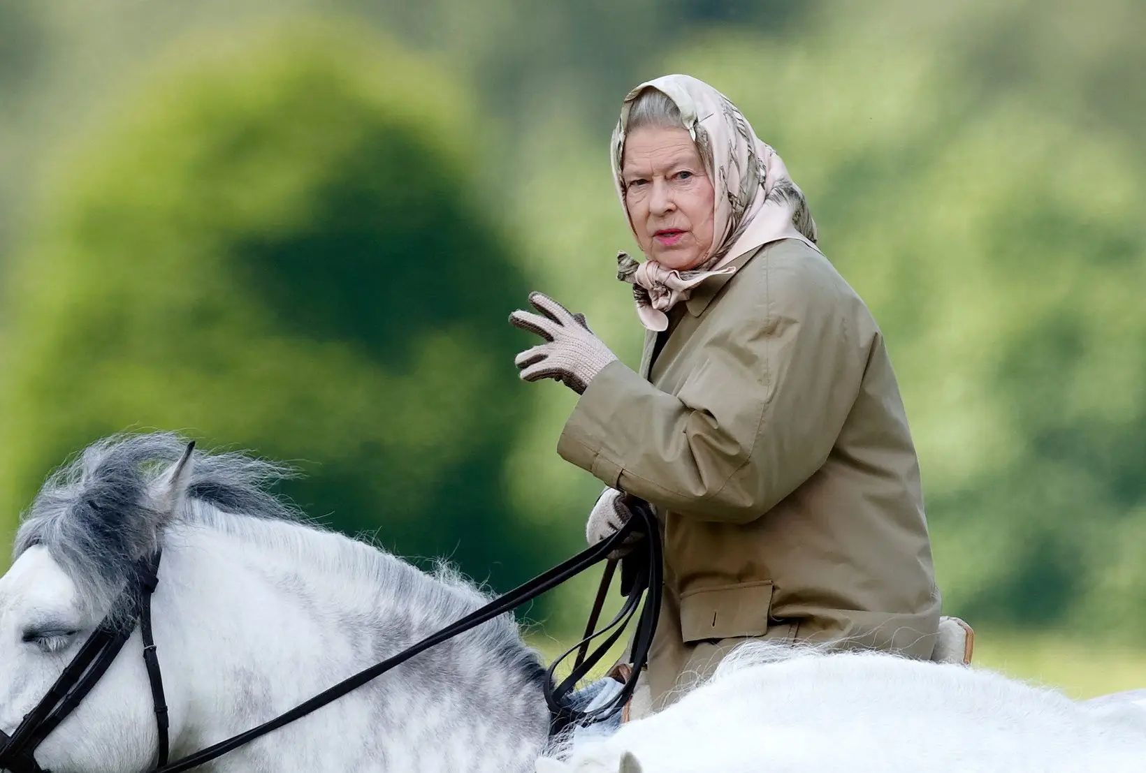 WINDSOR, UNITED KINGDOM – JUNE 02: (EMBARGOED FOR PUBLICATION IN UK NEWSPAPERS UNTIL 24 HOURS AFTER CREATE DATE AND TIME) Queen Elizabeth II seen horse riding in the grounds of Windsor Castle on June 2, 2006 in Windsor, England. (Photo by Max Mumby/Indigo/Getty Images)