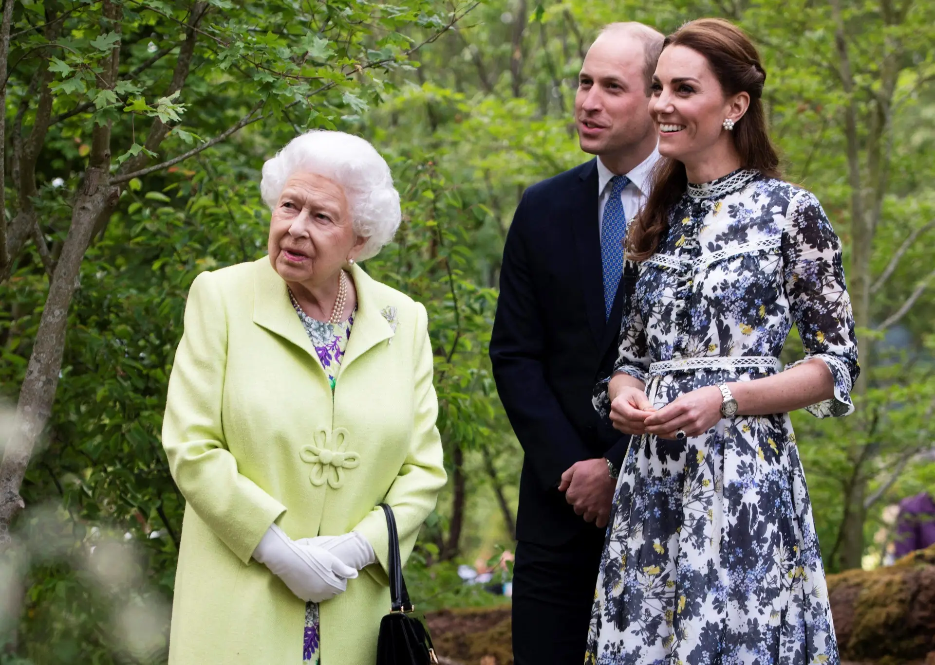 TOPSHOT – Britain’s Catherine, Duchess of Cambridge (R) shows Britain’s Queen Elizabeth II (L) and Britain’s Prince William, Duke of Cambridge, around the ‘Back to Nature Garden’ garden, that she designed along with Andree Davies and Adam White, during their visit to the 2019 RHS Chelsea Flower Show in London on May 20, 2019. – The Chelsea flower show is held annually in the grounds of the Royal Hospital Chelsea. (Photo by Geoff Pugh / POOL / AFP) (Photo by GEOFF PUGH/POOL/AFP via Getty Images)