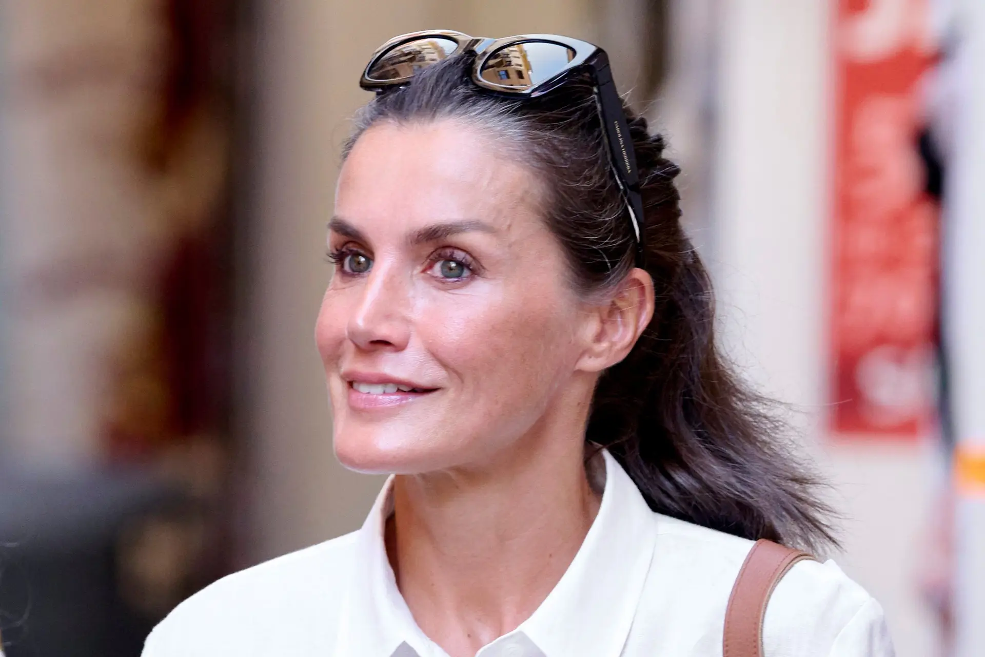 PALMA DE MALLORCA, SPAIN – AUGUST 10: Queen Letizia of Spain is seen walking through the city center during their vacations on August 10, 2022 in Palma de Mallorca, Spain. (Photo by Carlos Alvarez/Getty Images)