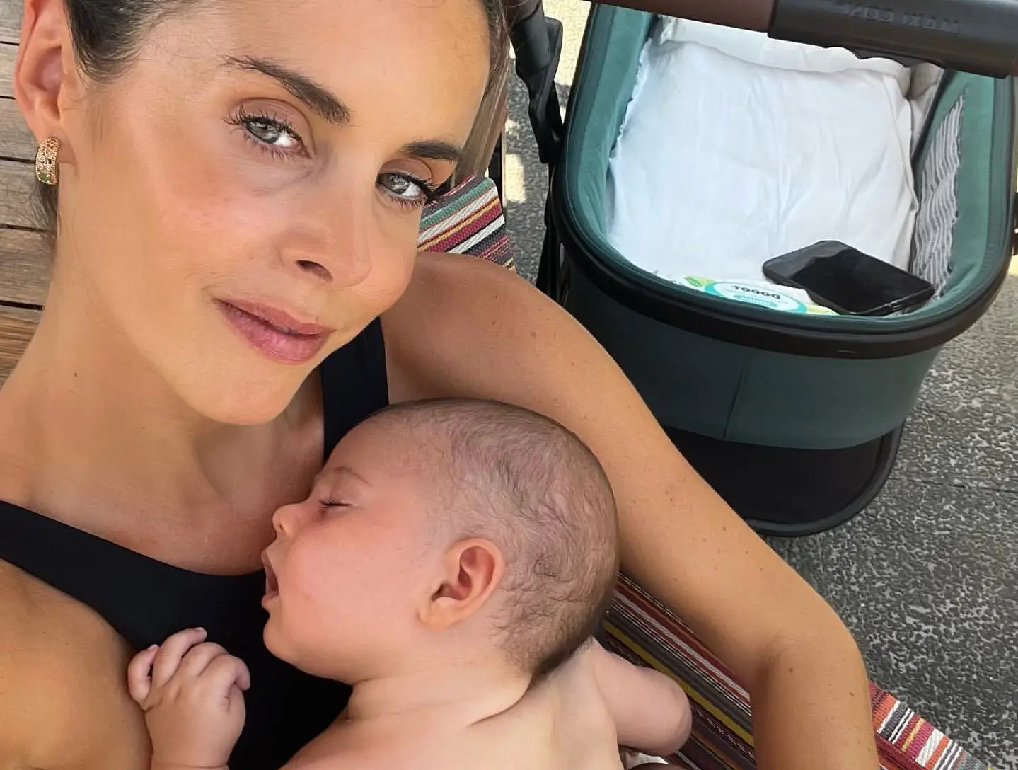 Catarina Gouveia apanha susto durante amamentação: “Distração e má escolha de roupa”